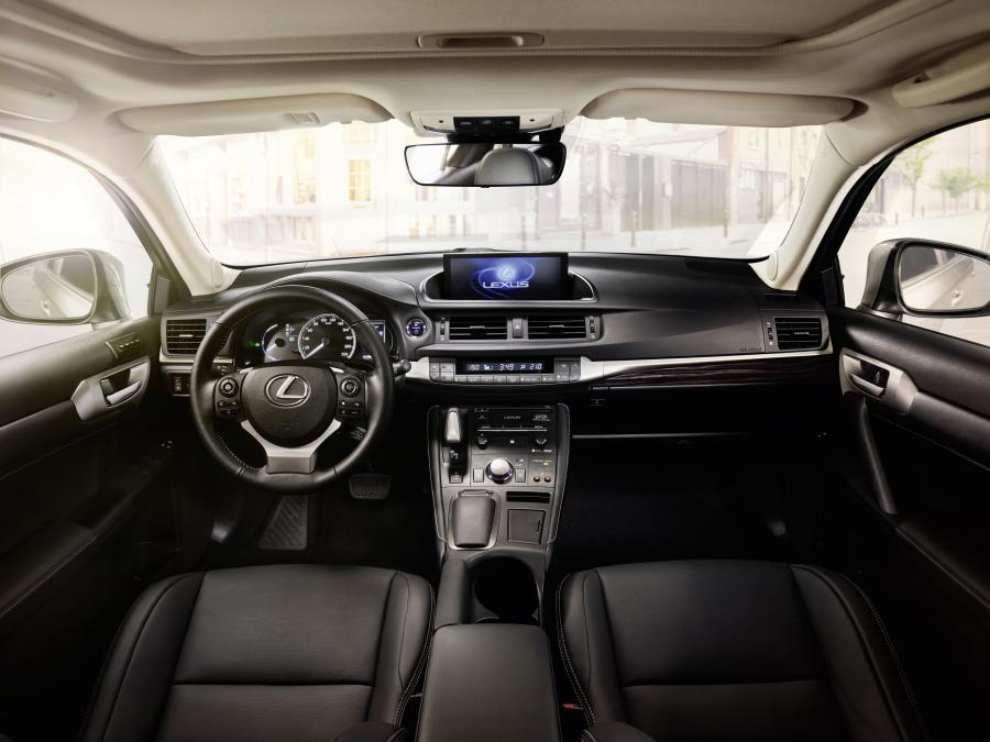Торпедо Lexus CT200h 2017 года  (WW) (фото 16 из 21)